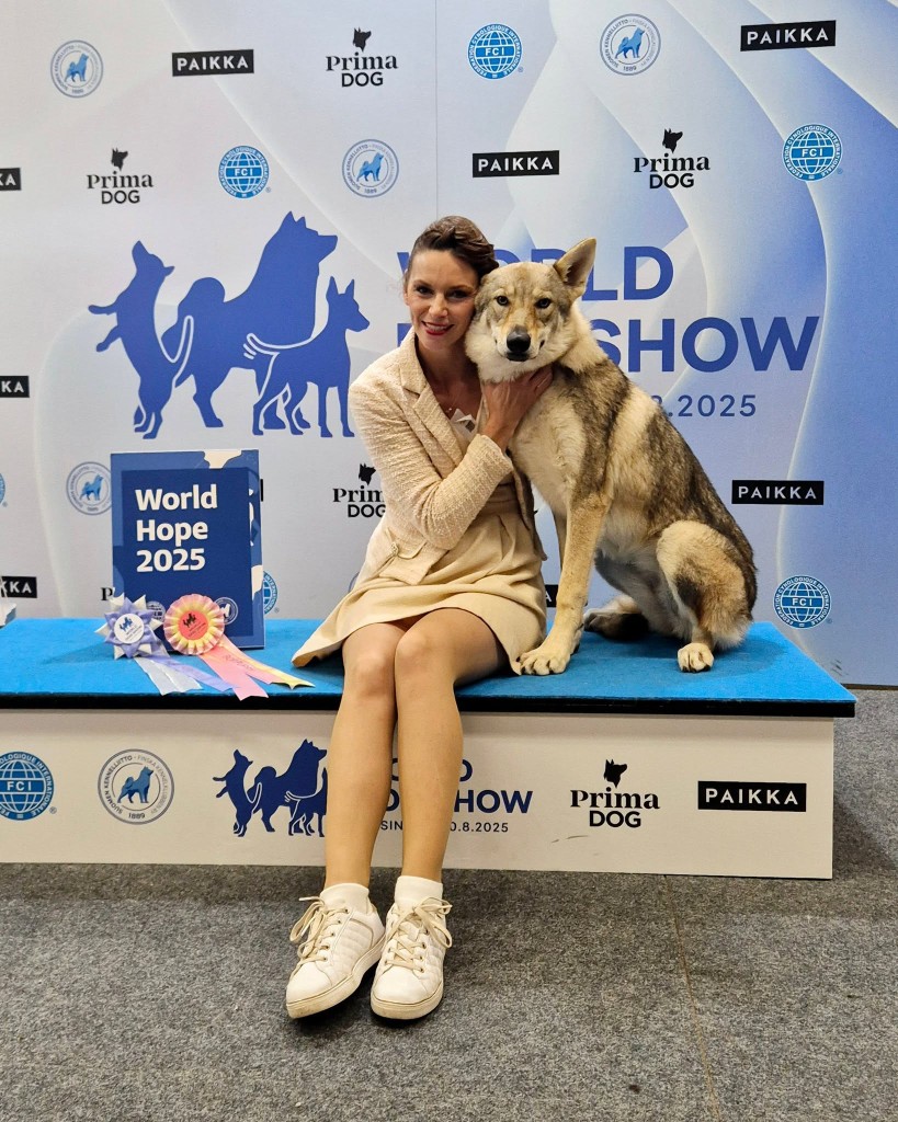 Laetitia Le Gal avec son chien-loup tchécoslovaque, lauréat du World Dog Show 2025
